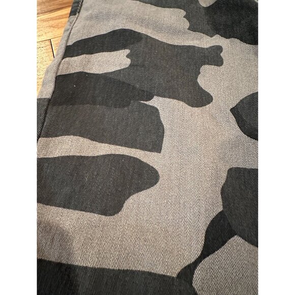 NWT Rue21 Carbon Men’s Skinny Pants – Camo Print – Size 28x30 - Picture 2 of 7